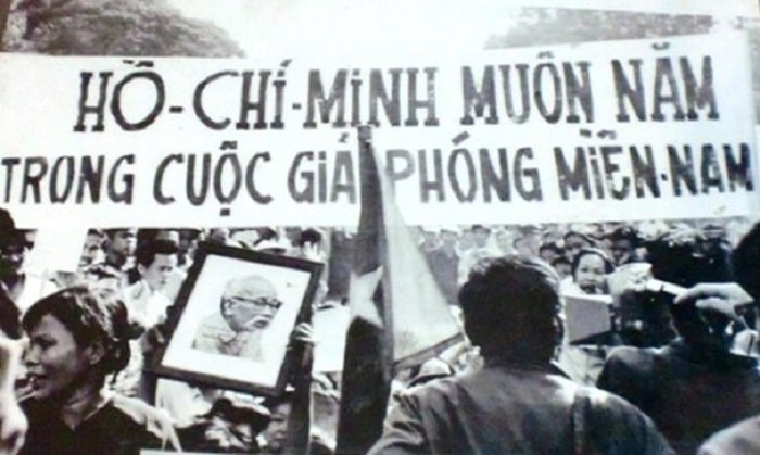 Người dân Sài Gòn đổ ra đường vui mừng vì nhận tin chiến thắng.