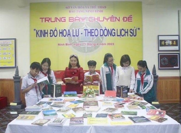 Người dân tham quan các hiện vật, tài liệu được trưng bày trong chuyên đề "Kinh đô Hoa Lư–Theo dòng lịch sử".