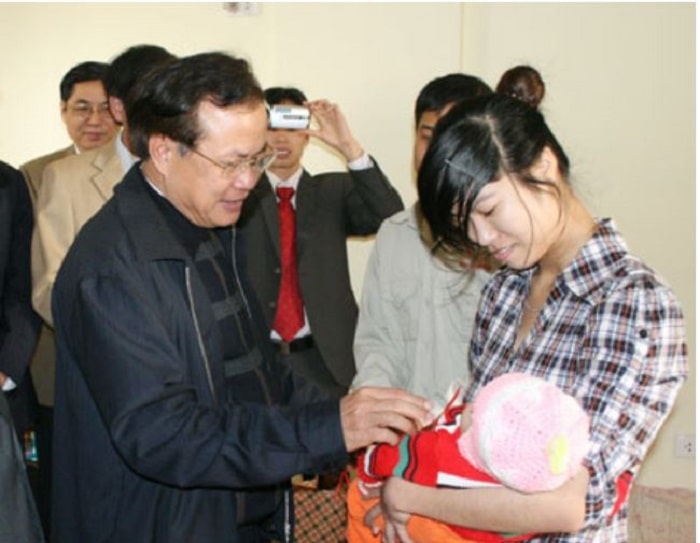 Nguyên Bí thư Thành ủy Hà Nội Phạm Quang Nghị trong một lần tới thăm công nhân ở Khu công nghiệp Phú Nghĩa (huyện Chương Mỹ, Hà Nội).