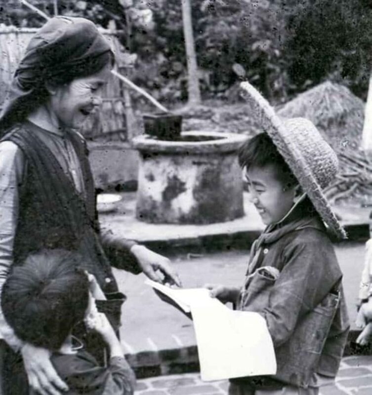 Nhà thơ Trần Đăng Khoa bên mẹ và em gái.