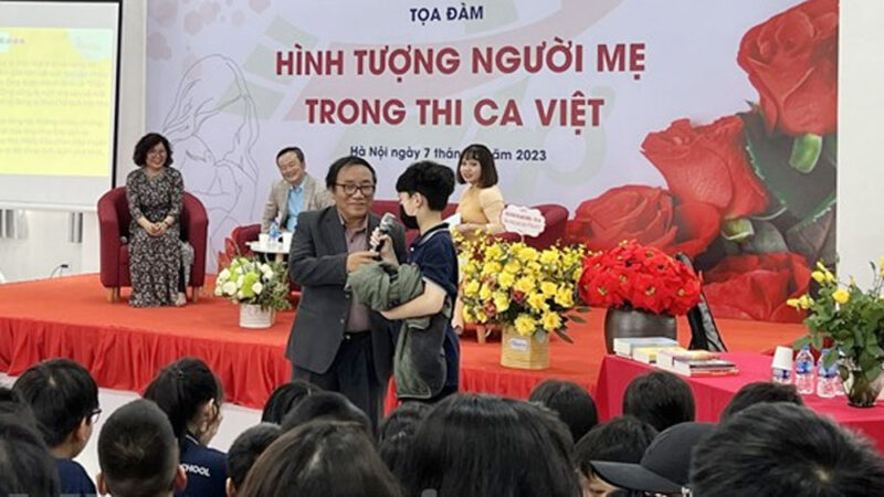 Nhà thơ Trần Đăng Khoa: Về mẹ bao giờ cũng hay