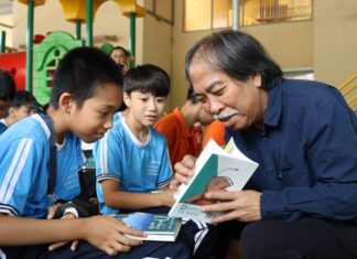 Hội Nhà văn Việt Nam trao tặng 1.200 bản sách thiếu nhi cho học sinh trường THPT Buôn Đôn Hội Nhà văn Việt Nam trao tặng 1.200 bản sách thiếu nhi cho học sinh trường THPT Buôn Đôn