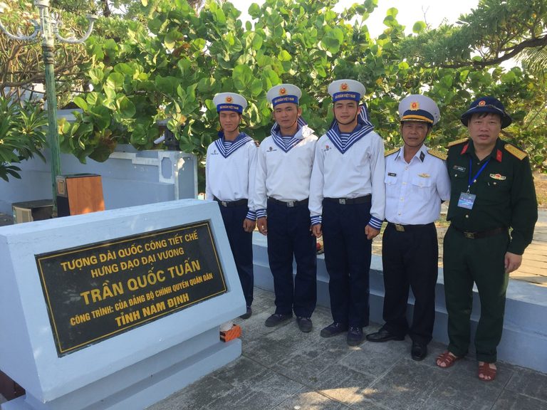 Nhà văn Phùng Văn Khai với các chiến sĩ Trường Sa tại tượng đài Trần Quốc Tuấn Nhà văn Phùng Văn Khai với các chiến sĩ Trường Sa tại tượng đài Trần Quốc Tuấn