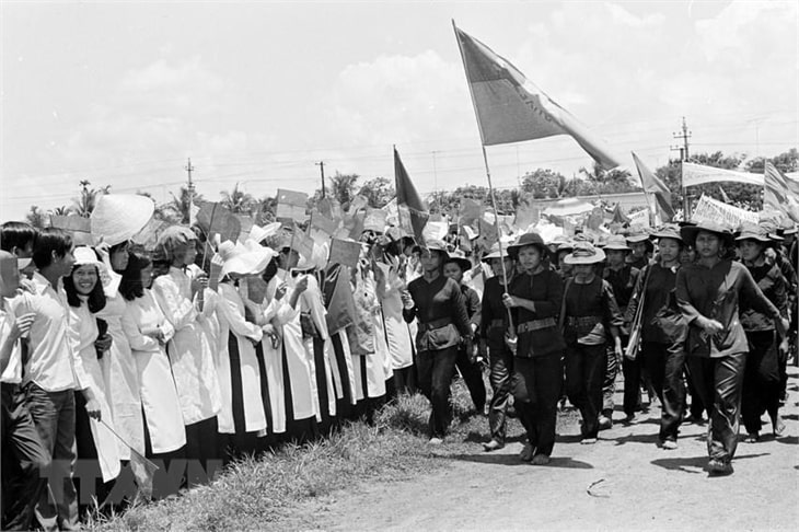 Nhân dân Vĩnh Long mừng ngày chiến thắng (1/5/1975). (Ảnh: Hứa Kiểm/TTXVN)