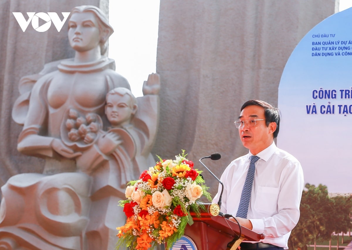 Ông Lê Trung Chinh, Chủ tịch UBND thành phố Đà Nẵng phát biểu tại lễ khánh thành công trình nâng cấp tôn tạo Đài Tưởng niệm thành phố và cải tạo mở rộng Quảng trường 29 tháng 3