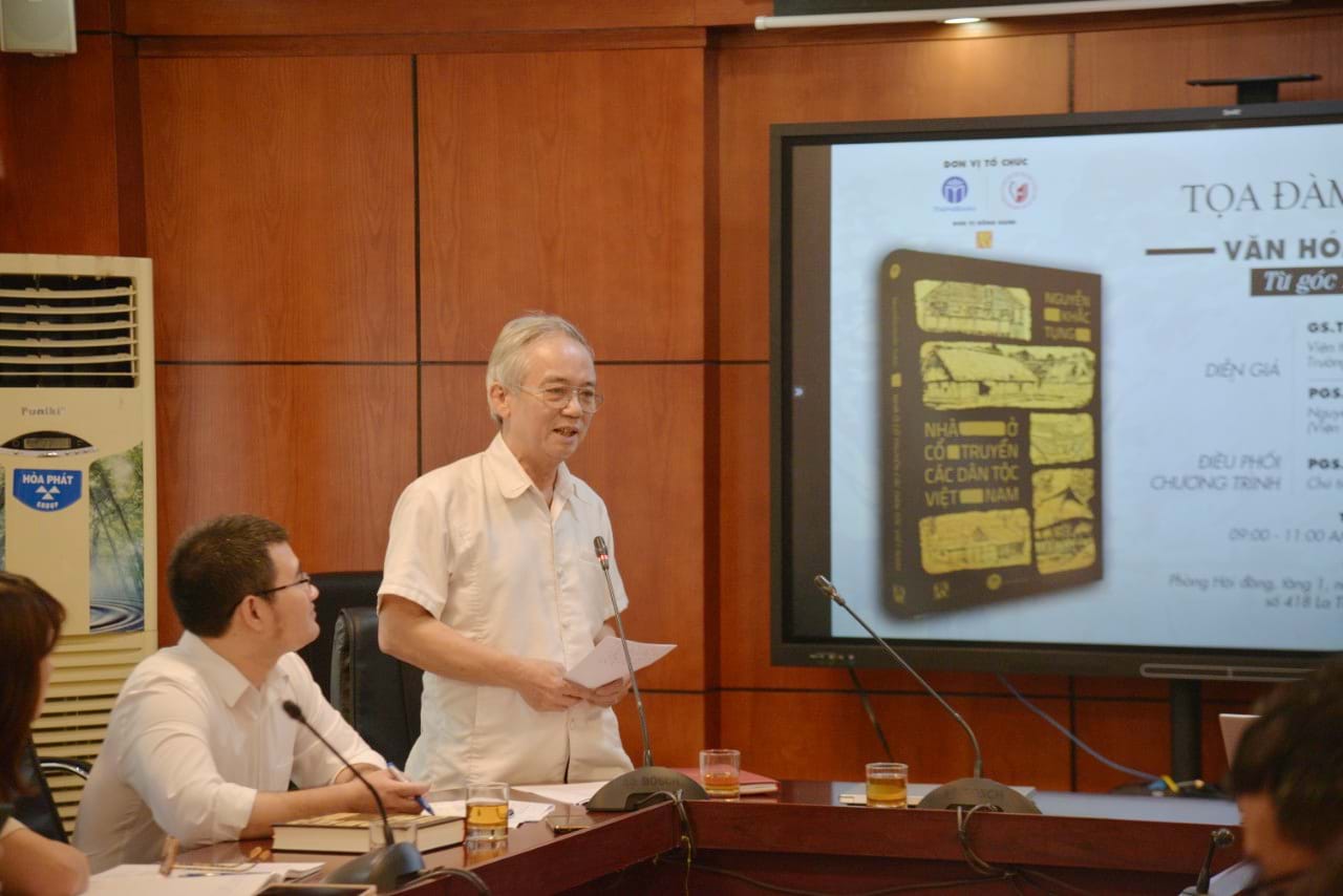 PGS-TS. Lâm Bá Nam, Chủ tịch Hội Dân tộc học và Nhân học Việt Nam, phát biểu tại tọa đàm.