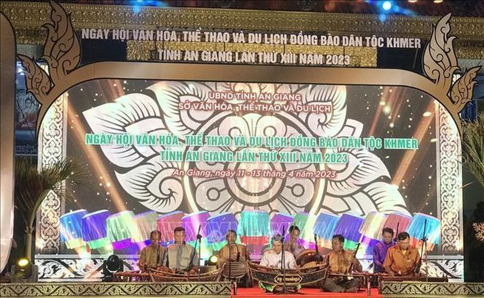 Phần thi biểu diễn nhạc cụ truyền thống của Đội văn nghệ dân gian dân tộc Khmer thị trấn Tịnh Biên, tỉnh An Giang.