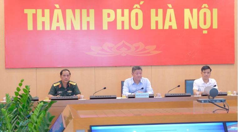 Phó Chủ tịch UBND TP Nguyễn Mạnh Quyền dự hội nghị tại điểm cầu Hà Nội.  Ảnh: Trọng Tùng.