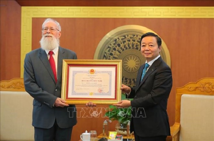 Phó Thủ tướng, Bộ trưởng Bộ Tài nguyên và Môi trường Trần Hồng Hà trao Huy chương Hữu nghị cho Tiến sĩ Michael G.Parsons.