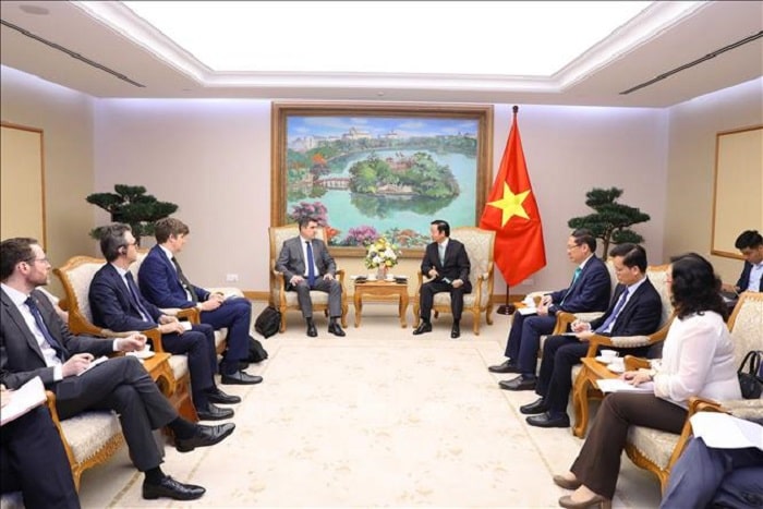 Phó Thủ tướng Trần Hồng Hà tiếp Cố vấn chính về Ngoại giao Năng lượng của EU Tibor Stelbaczky và Đặc phái viên về biến đổi khí hậu của Vương quốc Anh Chris Taylor. 