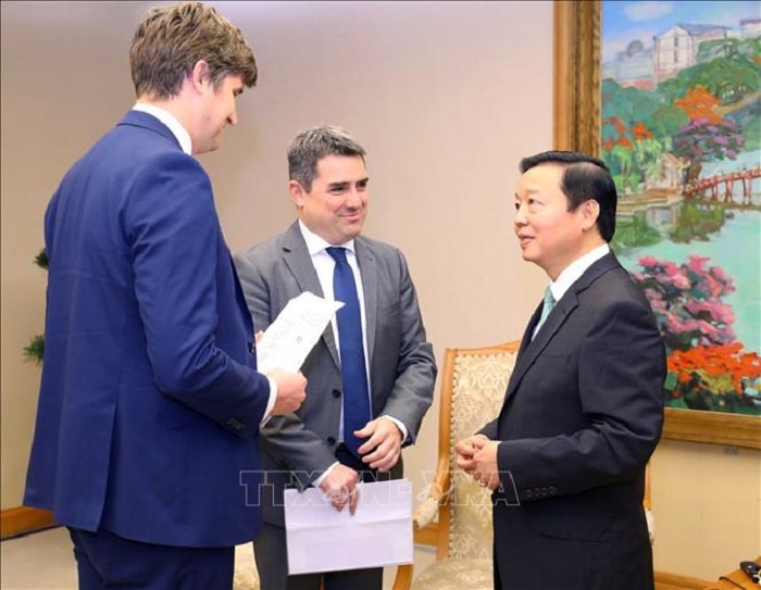 Phó Thủ tướng Trần Hồng Hà trao đổi với Cố vấn chính về Ngoại giao Năng lượng của EU Tibor Stelbaczky (giữa) và Đặc phái viên về biến đổi khí hậu của Vương quốc Anh Chris Taylor. 