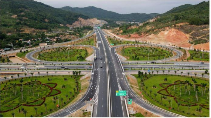 Sau 48 năm đất nước thống nhất, dù nhiệm vụ đột phá hạ tầng giao thông vẫn còn nhiều thách thức, song, mạng lưới giao thông, đặc biệt là hệ thống đường cao tốc của Việt Nam đã có sự phát triển vượt bậc, được làm nên bởi chính những kỹ sư Việt, công nhân Việt 