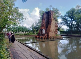Thăm tháp cổ Vĩnh Hưng - Tác giả: Nguyễn Trọng Văn