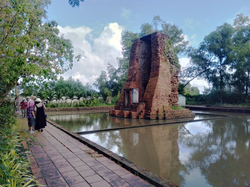 Thăm tháp cổ Vĩnh Hưng - Tác giả: Nguyễn Trọng Văn