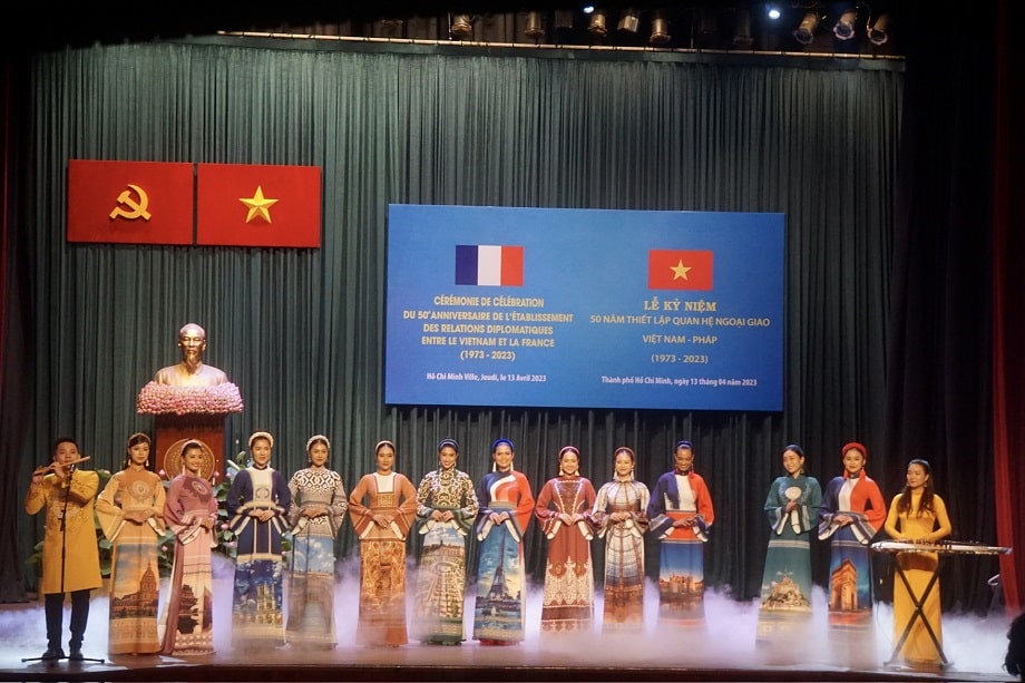 Tiết mục văn nghệ mừng kỷ niệm 50 năm Việt Nam - Pháp thiết lập quan hệ ngoại giao. 