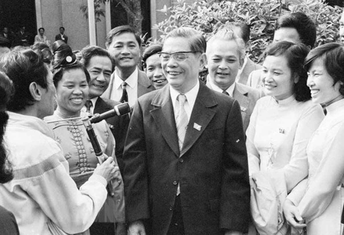 Tổng Bí thư Nguyễn Văn Linh với các đại biểu dự Đại hội Đảng VI Đại hội Đổi mới của Việt Nam. 
