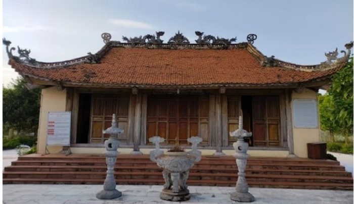 Sau khi lên ngôi, Lý Nam Đế sai dựng một ngôi chùa lớn ở phường Yên Hoa (Yên Phụ) lấy tên là Khai Quốc (nghĩa là mở nước). Đây chính là chùa Trấn Quốc nằm ở đảo Cá vàng, thuộc Hồ Tây (Hà Nội) ngày nay.