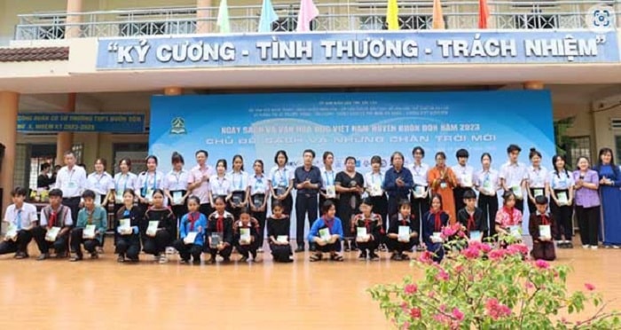 Sáng 14.4, đoàn tiếp tục trao 1200 cuốn sách cho các em học sinh Trường trung học phổ thông Buôn Đôn (Buôn Ma Thuột) Sáng 14.4, đoàn tiếp tục trao 1200 cuốn sách cho các em học sinh Trường trung học phổ thông Buôn Đôn (Buôn Ma Thuột)