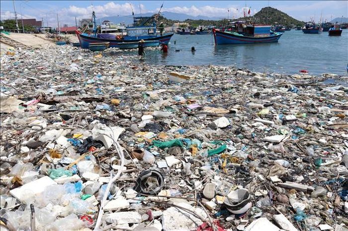 Tuyến bờ kè Đầm Nại (thị trấn Khánh Hải, huyện Ninh Hải, tỉnh Ninh Thuận) tràn ngập các loại rác thải khó phân hủy. 