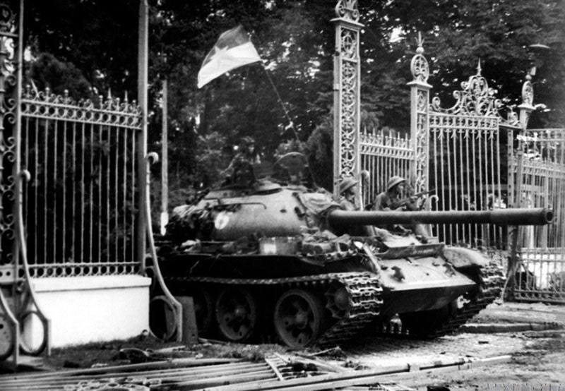 Xe tang cua Quan Giai phong tien vao dinh Doc Lap trua 30 4 1975 min - Nghệ thuật tạo sức mạnh về lực lượng và thế trận trong Chiến dịch Hồ Chí Minh