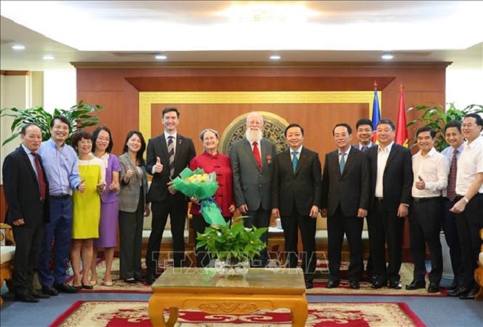 Phó Thủ tướng Trần Hồng Hà, Tiến sĩ Michael G.Parsons và các đại biểu tham dự buổi lễ.