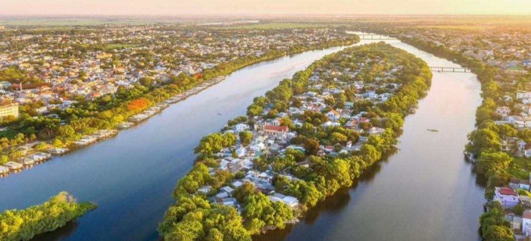 Huế lấy sông Hương làm trục chính để phát triển đô thị