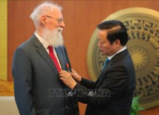 Trao Huy chương Hữu nghị tặng TS Michael Parsons, Cố vấn chính sách Bộ TN&MT
