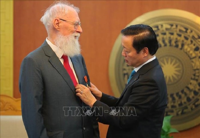 Trao Huy chương Hữu nghị tặng TS Michael Parsons, Cố vấn chính sách Bộ TN&MT