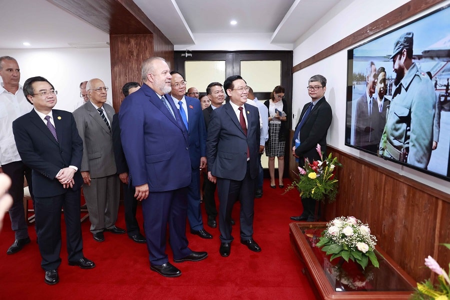 Chủ tịch Quốc hội Vương Đình Huệ, Thủ tướng Cuba Manuel Marrero Cruz và các đại biểu xem ảnh tư liệu về quan hệ Việt Nam - Cuba.