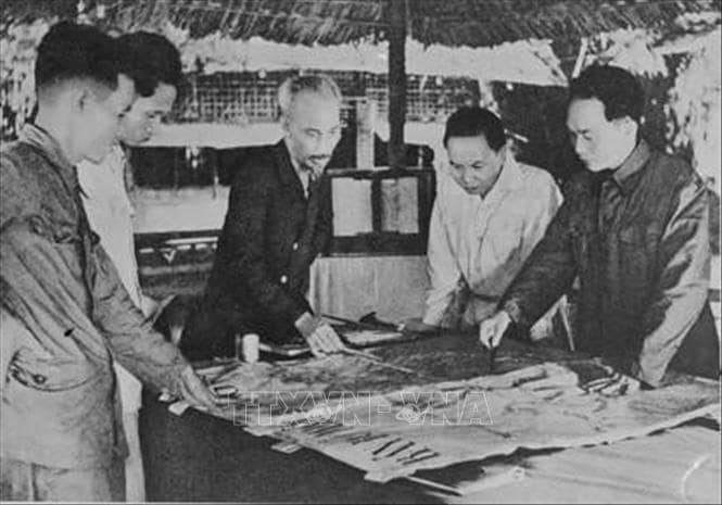 Ngày 6-12-1953, Bộ Chính trị họp nghe Tổng Quân ủy báo cáo và thông qua lần cuối kế hoạch tác chiến Đông Xuân 1953 - 1954, đồng thời quyết định mở Chiến dịch Điện Biên Phủ với quyết tâm để tiêu diệt kẻ thù.  tiêu diệt tập đoàn cứ điểm này.