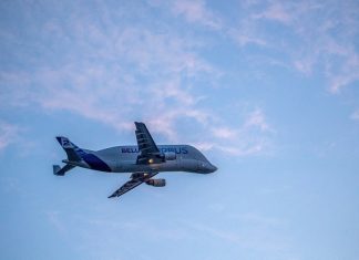 Ngắm 'cá voi' bay trên bầu trời Đà Nẵng