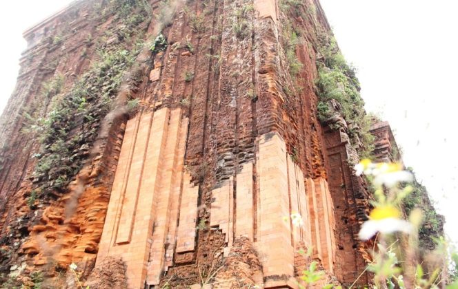 Bộ ba th&aacute;p Khương Mỹ trải qua bao cuộc chiến tranh, sự khắc nghiệt của thời tiết nhưng vẫn c&ograve;n nguy&ecirc;n vẹn theo thời gian