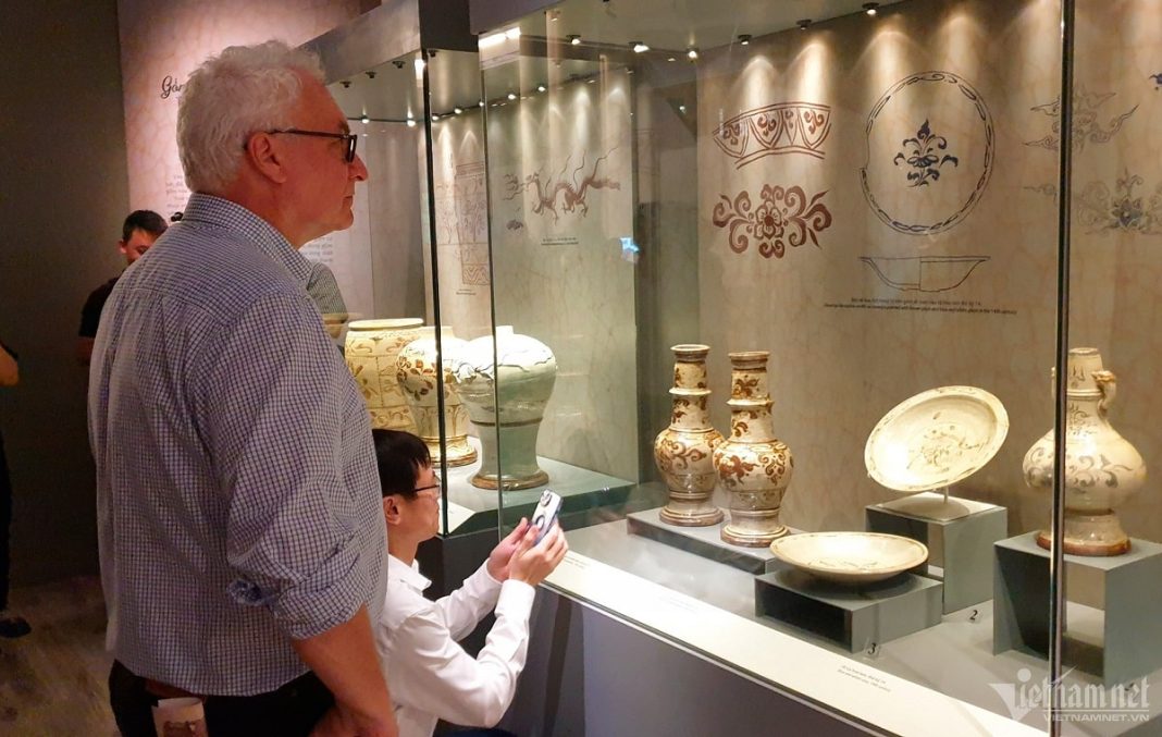 Chiêm ngưỡng gốm cổ Bát Tràng trải dài 7 thế kỷ