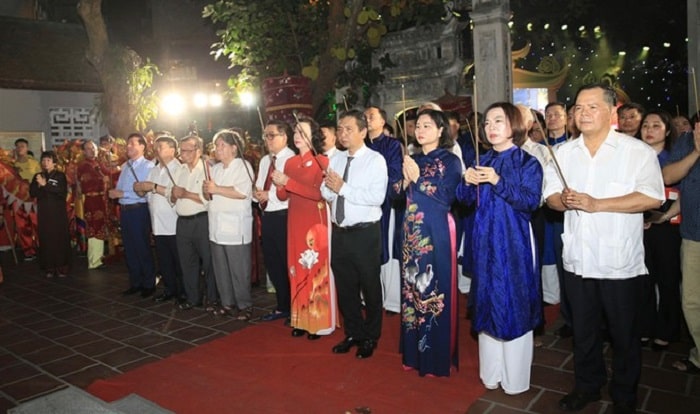 Các đồng chí lãnh đạo Trung ương, thành phố Hà Nội dâng hương tại đền Đồng Cổ (quận Tây Hồ).