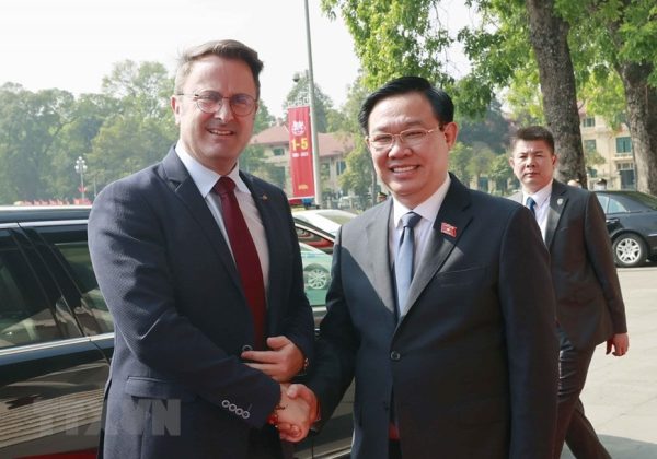 Chủ tịch Quốc hội Vương Đ&igrave;nh Huệ đ&oacute;n Thủ tướng Luxembourg Xavier Bettel. (Ảnh: Do&atilde;n Tấn/TTXVN)