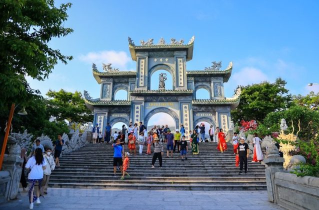 1 min 85 638x420 - Chiêm ngưỡng ngôi chùa Linh Ứng tuyệt đẹp nằm trên bán đảo Sơn Trà