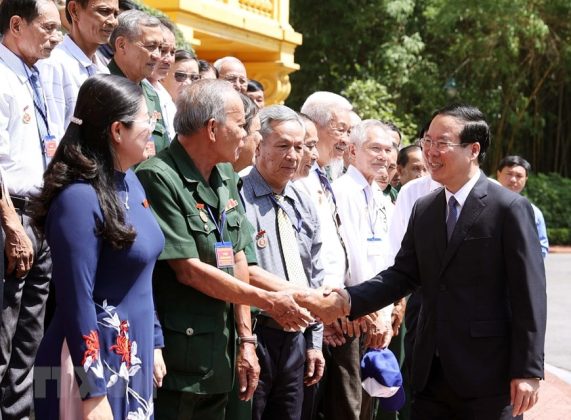 1 min 89 571x420 - Chủ tịch nước Võ Văn Thưởng gặp mặt đại biểu người có công tỉnh Vĩnh Long