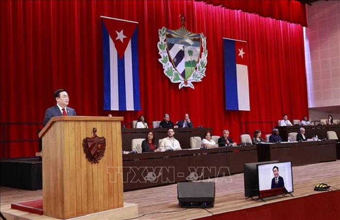 Chủ tịch Quốc hội Vương Đình Huệ phát biểu tại phiên họp đặc biệt của Quốc hội Cuba.