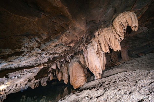 Hang B&oacute; Mỳ c&oacute; độ d&agrave;i gần 2km, điểm cao nhất l&agrave; gần 50m c&oacute; thể chứa h&agrave;ng trăm người c&ugrave;ng l&uacute;c