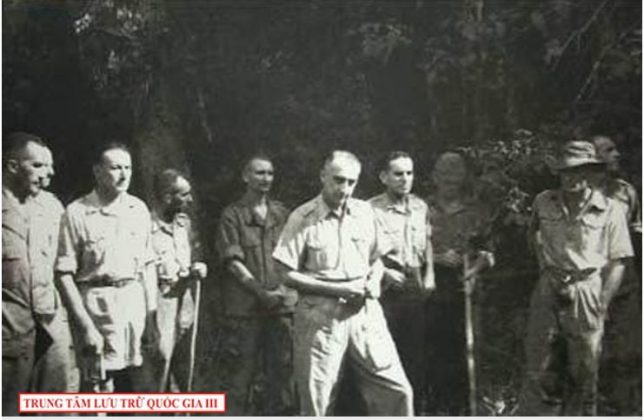 Tướng Đờ C&aacute;t tơ ri (de Castries) c&ugrave;ng c&aacute;c sĩ quan Ph&aacute;p ra h&agrave;ng, 1954.