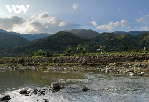 "Miền cổ t&iacute;ch" của n&uacute;i rừng T&acirc;y Bắc đ&atilde; trở th&agrave;nh điểm hẹn của nhiều du kh&aacute;ch y&ecirc;u th&iacute;ch cảnh sắc thi&ecirc;n nhi&ecirc;n nguy&ecirc;n sơ, b&igrave;nh y&ecirc;n v&agrave; h&ograve;a m&igrave;nh v&agrave;o sắc m&agrave;u văn h&oacute;a của cộng đồng c&aacute;c d&acirc;n tộc nơi đ&acirc;y./.