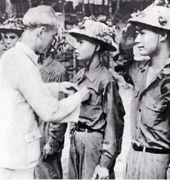 Chủ tịch Hồ Chí Minh tặng Huy hiệu “Chiến sĩ Điện Biên Phủ” cho những chiến sĩ lập công xuất sắc trong chiến dịch Điện Biên Phủ.