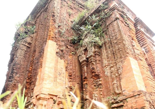 Nh&oacute;m th&aacute;p Khương Mỹ c&oacute; cấu tạo rất đặc biệt n&ecirc;n đang g&acirc;y nhiều kh&oacute; khăn cho việc tu bổ, phục dựng lại