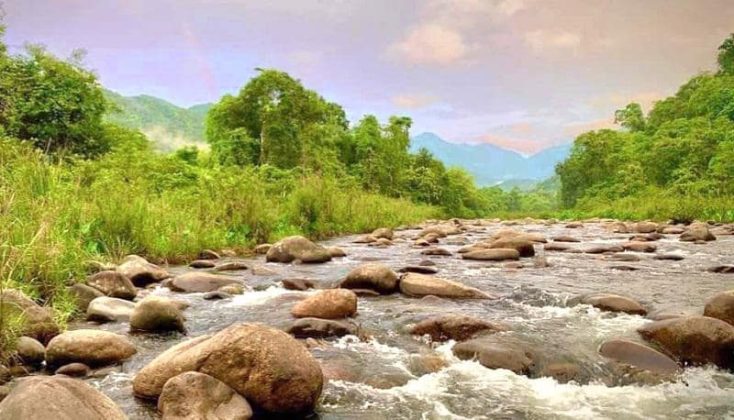 Những khe suối ở thượng nguồn bi&ecirc;n giới Việt- L&agrave;o chảy về t&iacute;ch nước cho l&ograve;ng hồ Ng&agrave;n Trươi