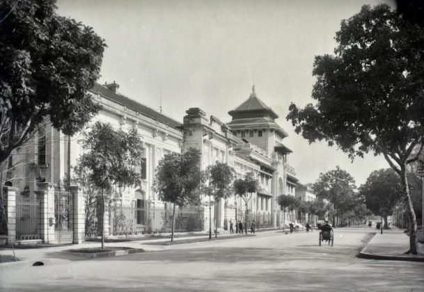 C&ocirc;ng tr&igrave;nh Trường Đại học Đ&ocirc;ng Dương do kiến tr&uacute;c sư Ernest H&eacute;brard thiết kế theo phong c&aacute;ch kiến tr&uacute;c Đ&ocirc;ng Dương.