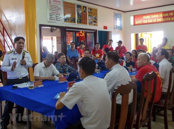 Chuẩn Đ&ocirc; đốc Phạm Văn H&ugrave;ng - Ph&oacute; Tham mưu trưởng Qu&acirc;n chủng Hải qu&acirc;n, Trưởng đo&agrave;n c&ocirc;ng t&aacute;c số 4/2023 l&agrave;m việc với c&aacute;n bộ chiến sĩ Nh&agrave; gi&agrave;n DK1 Ph&uacute;c Tần.