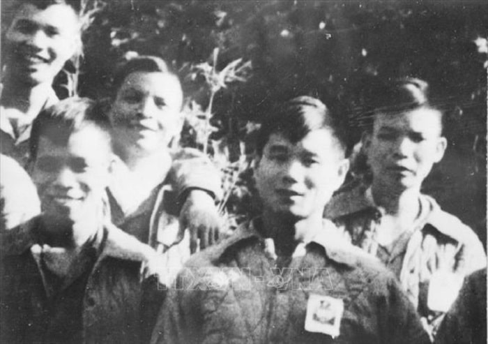 Anh hùng liệt sĩ Phan Đình Giót (người thứ hai, hàng sau, từ trái sang) chụp ảnh lưu niệm với đồng đội trước khi vào chiến dịch Điện Biên Phủ. Anh đã anh dũng hy sinh khi lấy thân mình lấp lỗ châu mai địch trong trận mở màn đánh chiếm cứ điểm Him Lam, chiều 13/3/1954.