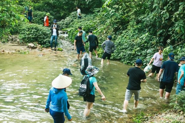 Để tới được hang B&oacute; Mỳ, du kh&aacute;ch phải vượt qua gần 3km đường rừng với nhiều đoạn c&oacute; suối nước m&aacute;t trong