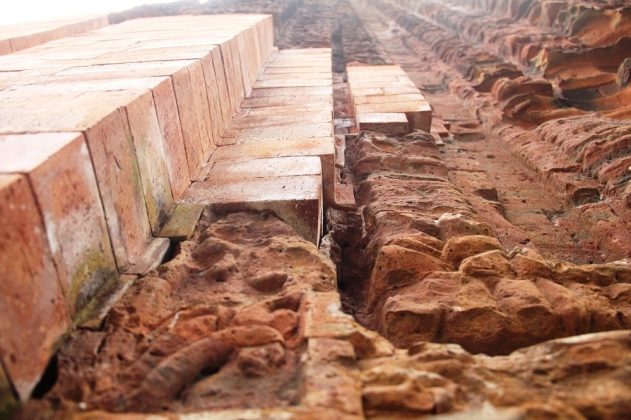 Th&aacute;p Chăm x&acirc;y gạch l&agrave;m bằng đất s&eacute;t. Đ&acirc;y l&agrave; n&eacute;t độc đ&aacute;o đ&atilde; tạo ra những &ldquo;huyền thoại&rdquo; về việc x&acirc;y dựng th&aacute;p