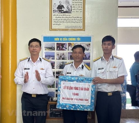 Nhiều qu&agrave; tặng từ c&aacute;c đơn vị tổ chức gửi tặng đến c&aacute;c chiến sỹ Nh&agrave; gi&agrave;n DK1 Ph&uacute;c Tần.